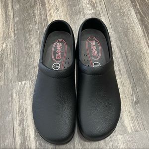Klogs brand new size 9 slips resistant rubber sole nurse hospitality work shoes